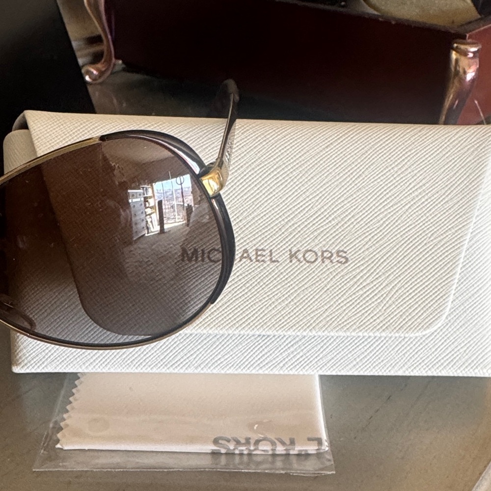 Michael Kors Brown and Gold Aviator Sunglasses Brand new - Picture 4 of 4